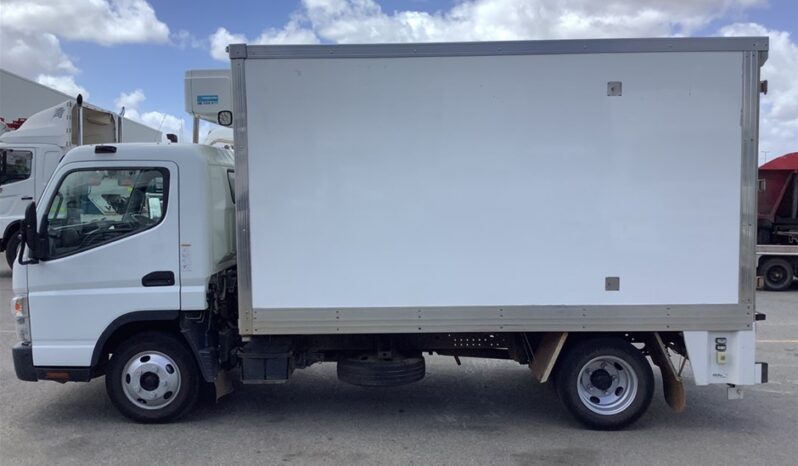 
								Used 2017  Mitsubishi Fuso Canter 515 full									